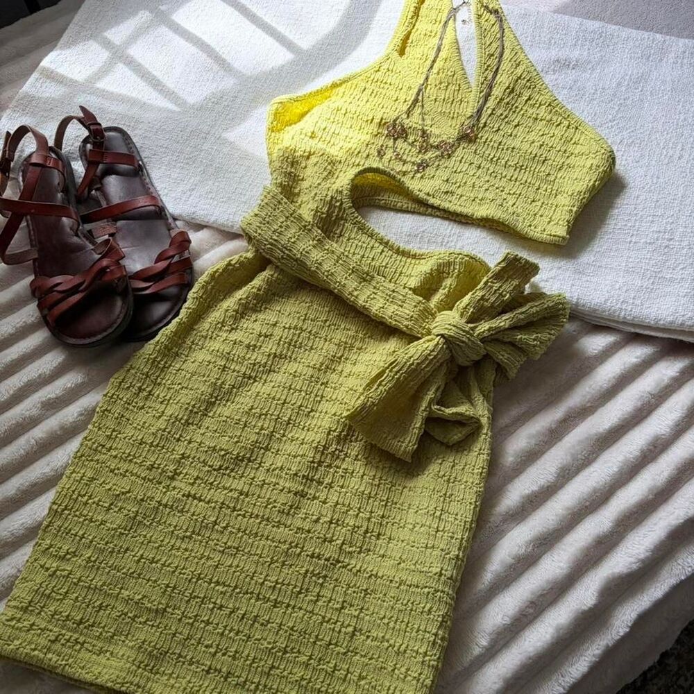 size xs/s — chartreuse textured bodycon dress w cutout waist + bow detail
